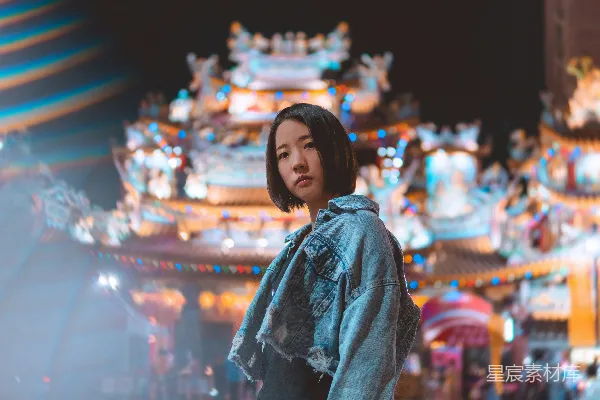 高清摄影 蓝色牛仔夹克的女人站在商店前面