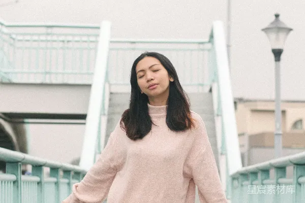 高清摄影 粉色上衣的妇女在白天站在白色木制楼梯上