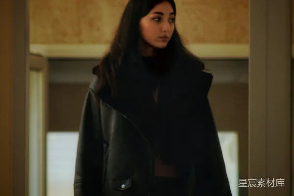 高清摄影 黑衣女子手持一个包