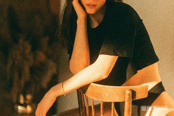 高清摄影 一个女人坐在椅子上，手放在脸上。