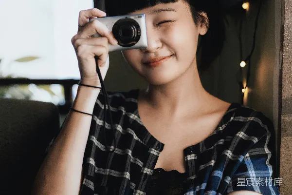 高清摄影 一位女性在用相机拍照