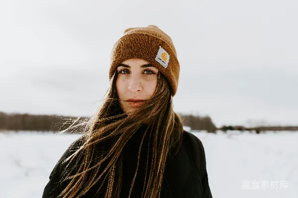 高清摄影 留着长发的女人戴着一顶贝雷帽