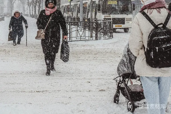 高清摄影 一群人在一条覆满积雪的街道上行走