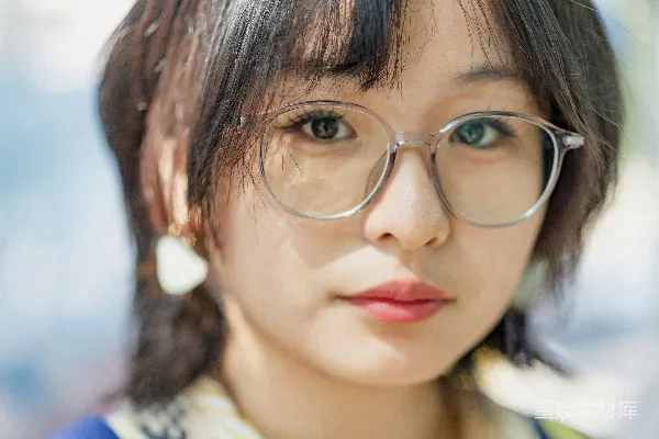 高清摄影 一个戴眼镜的人的特写镜头