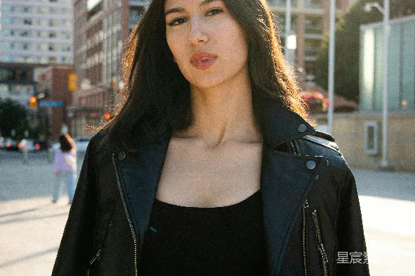 高清摄影 一个穿黑色连衣裙和皮夹克的女子