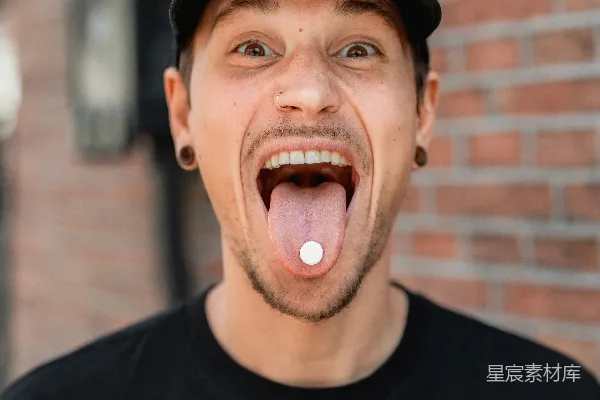 高清摄影 黑色连帽衫的男士戴着黑色帽子