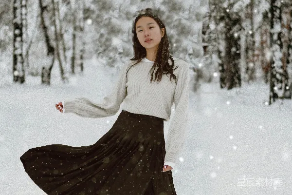 高清摄影 白上衣长袖女性站在覆盖着积雪的地面上白天站立
