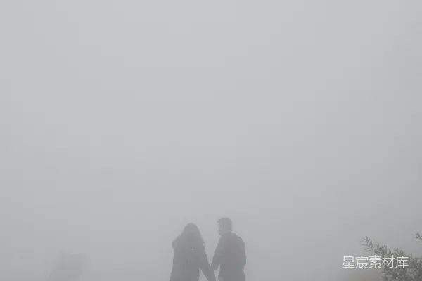 高清摄影 两名男子在雾天走在路上