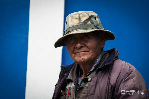 高清摄影 黑色夹克的男人戴着棕色帽子