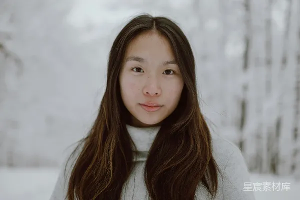 高清摄影 白毛衣女子站在覆有白雪的地面上，白天。