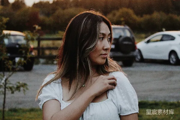 高清摄影 一个女人站在外面。