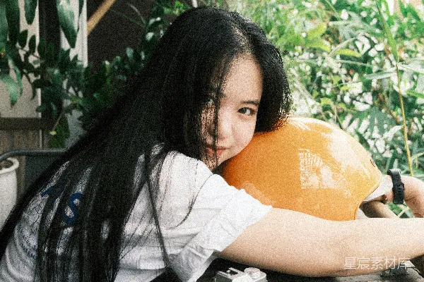 高清摄影 一个女人拿着一个黄色气球