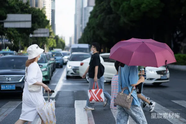 高清摄影 一个行人拿着雨伞走在人行道上