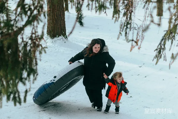 高清摄影 一位妇女和一个孩子在雪地里行走