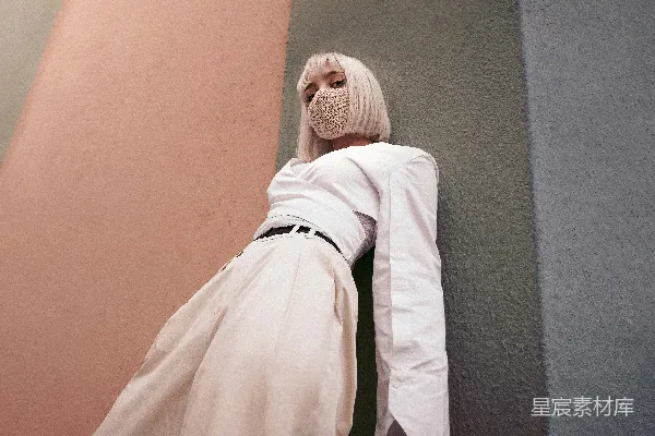 高清摄影 白衣女子倚墙而立