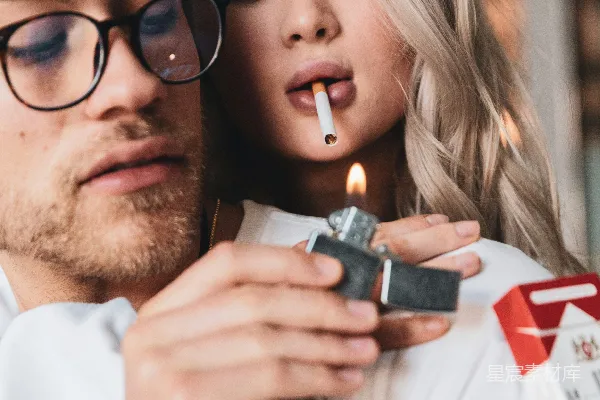 高清摄影 白衬衫男子手持黑色智能手机