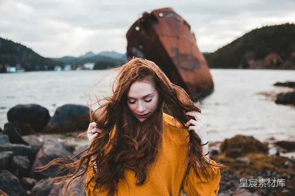 高清摄影 海边的女人站在那里