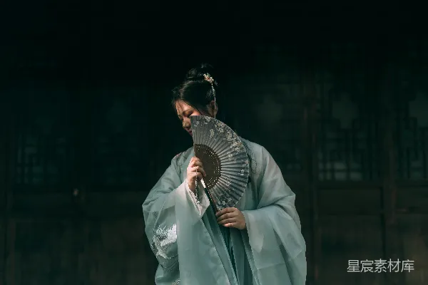 高清摄影 女士用手扇遮住脸颊