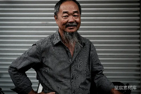 高清摄影 男人站在灰墙旁边