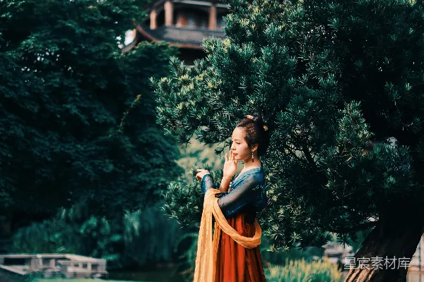 高清摄影 橙色连衣裙的女人在棕色木屋附近白天站立