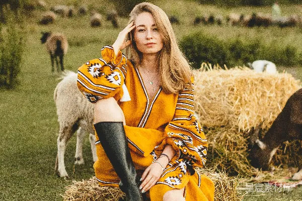 高清摄影 橙黑两色上衣的女子白天坐在褐色的草地田地上