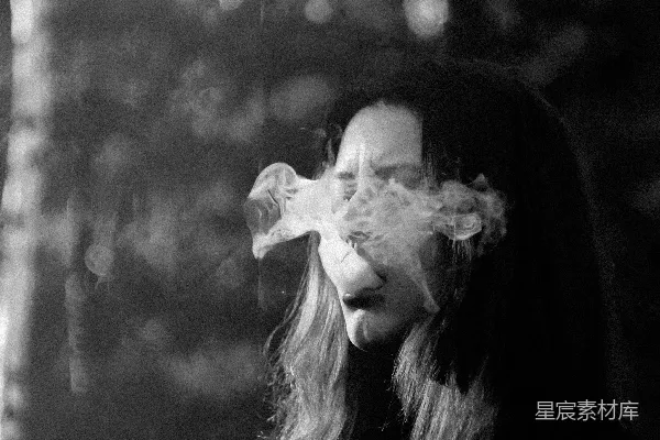 高清摄影 脸上带着白色花朵的女人的黑白照片