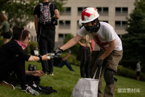 高清摄影 一群人在外面