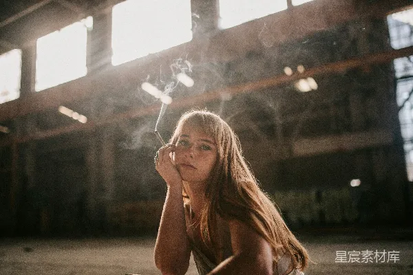 高清摄影 一个女人拿着一个灯泡