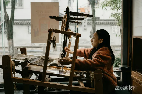 高清摄影 穿着棕色和黑色条纹长袖衫的女子坐在棕色木制椅子上