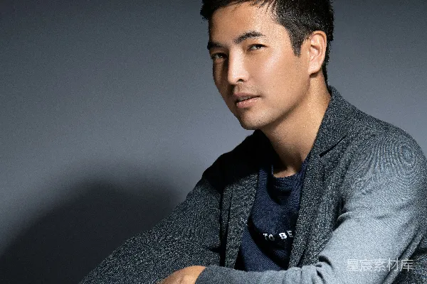 高清摄影 灰夹克和黑裤子的男人