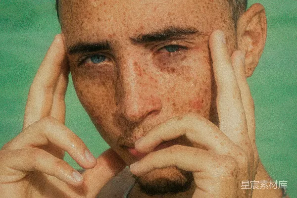 高清摄影 戴着银项链的男人用手遮住脸