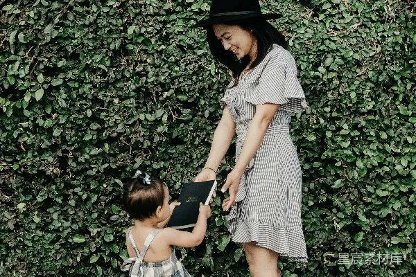 高清摄影 女孩给一位妇女一本书