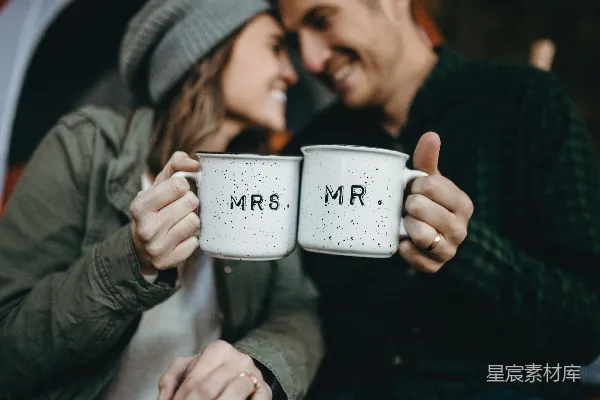 高清摄影 微笑的男人和女人拿着Mr.和Mrs.的马克杯