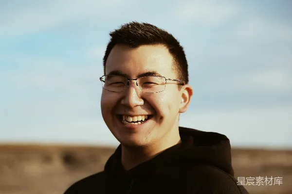 高清摄影 微笑的男人穿着黑色的毛衣连帽衫