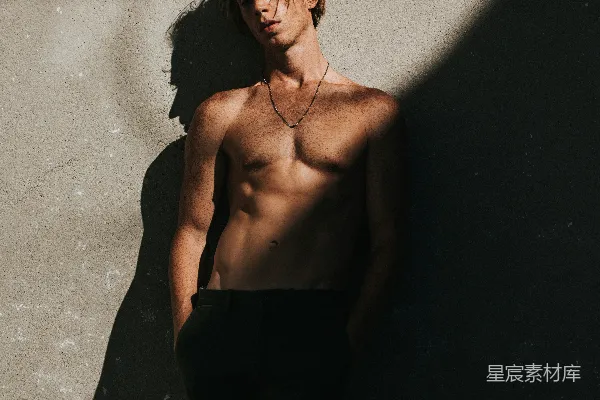 高清摄影 光着上身的男人倚靠在墙上