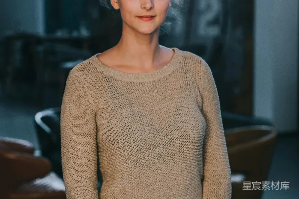 高清摄影 穿着褐色毛衣的女人站在那里