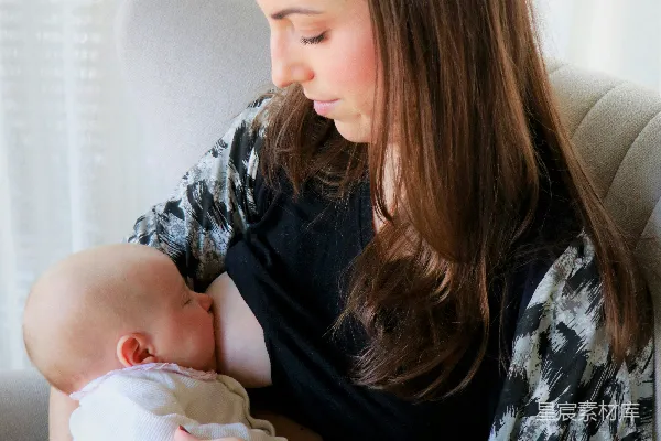 高清摄影 黑上衣的女人抱着婴儿