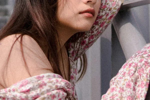 高清摄影 女性白色和粉色 floral 上衣