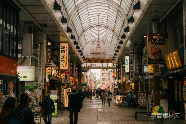 高清摄影 一群人在大型建筑中行走