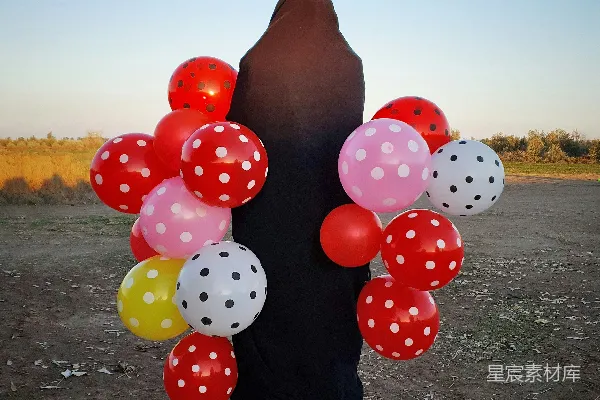 高清摄影 手持红白格子 balloons 的人