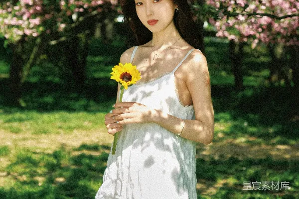 高清摄影 一个穿着白色裙子的女人拿着向日葵