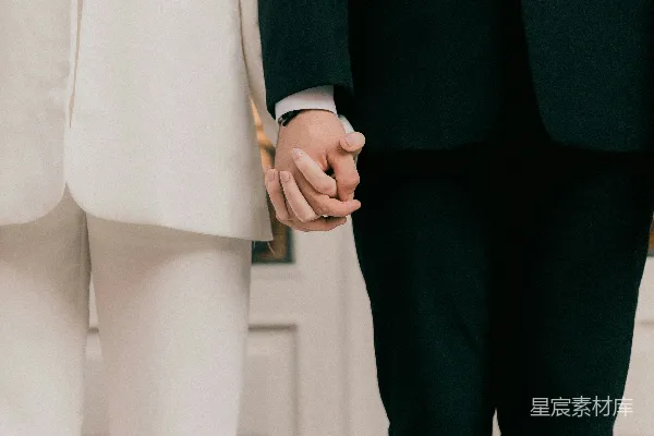 高清摄影 一个男人和一个女人手牵手站在一起。