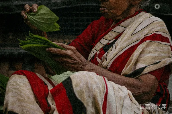 高清摄影 一个男人手持一篮蔬菜