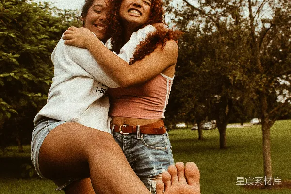 高清摄影 两位女性站在树旁的照片