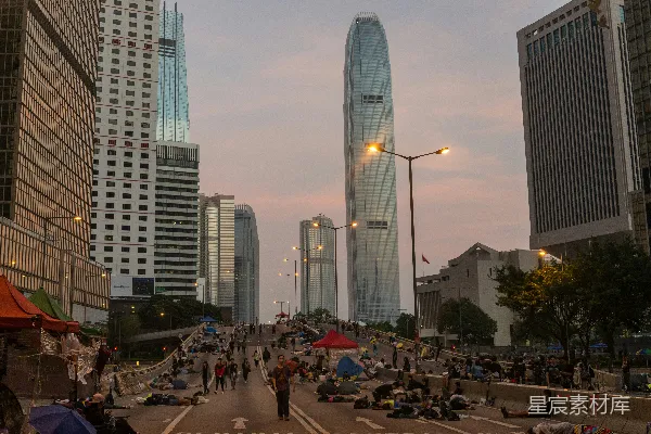 高清摄影 路旁高-rise建筑附近的行人