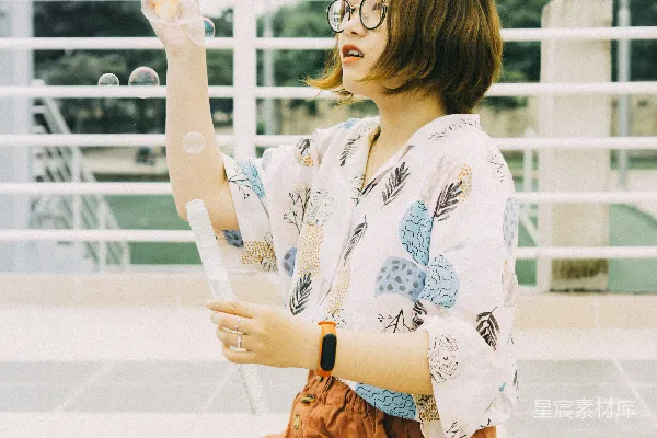 高清摄影 白底蓝花长袖白衬衫和橙色短裙的女人