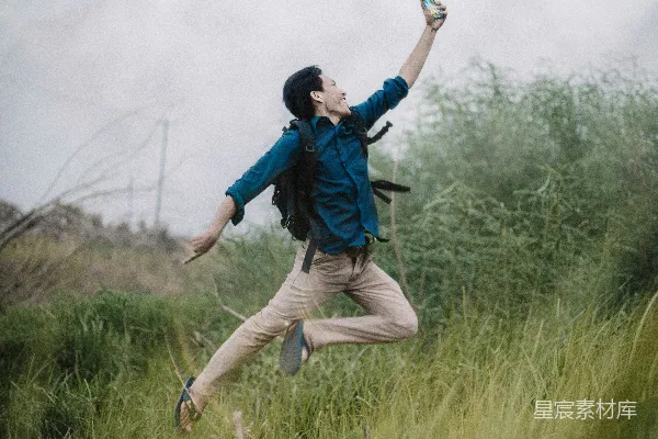 高清摄影 穿着蓝色夹克和棕色裤子的男人在绿色草地的白天散步。