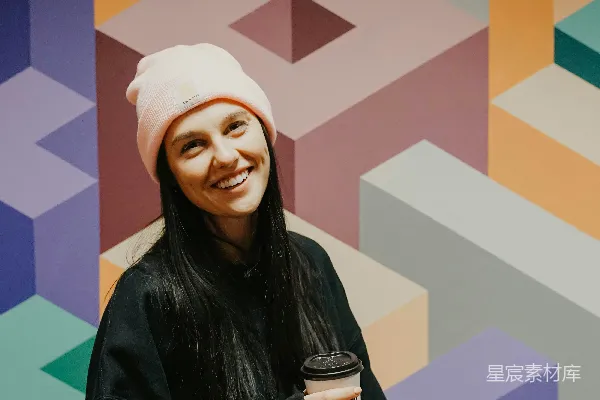 高清摄影 黑色风衣中的微笑女人拿着黑色陶瓷 mug