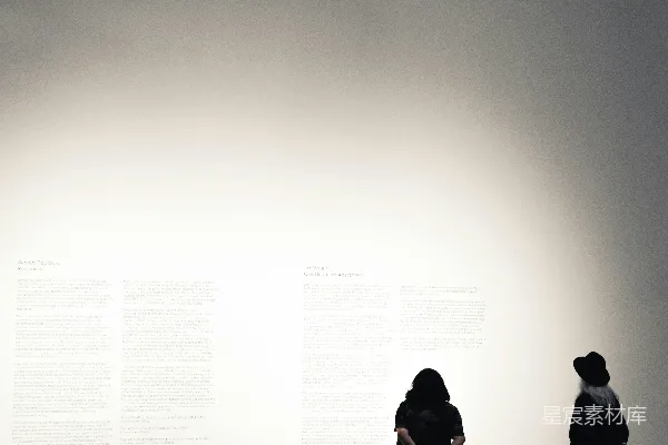 高清摄影 两个人站在白色墙前
