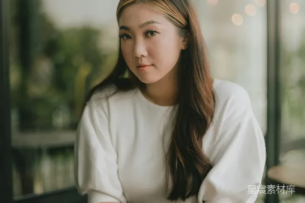 高清摄影 白上衣女子坐在棕色木凳上